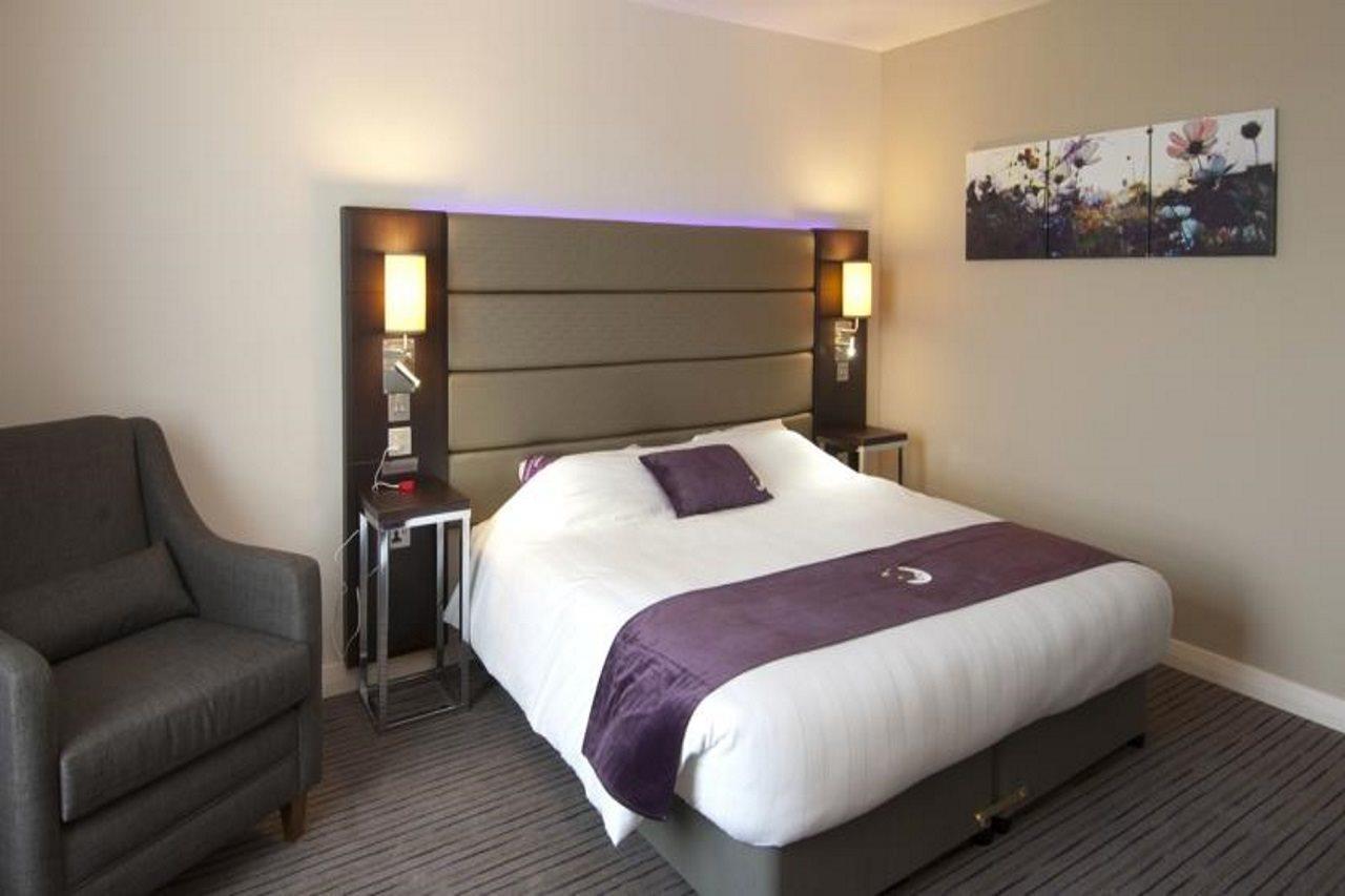 Premier Inn Chichester Exterior foto